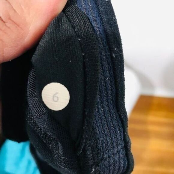 lululemon black sports bra size 6 …..721 - Picture 3 of 4